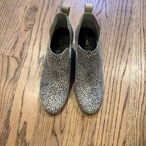 Toms booties small print